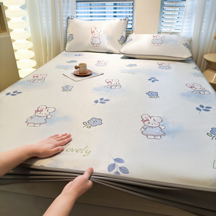 91家纺网 家纺一手货源 找家纺 LIFE.丽芙 2025春夏季新品数码印花冰藤凉席席子床笠三件套加厚冰丝软藤席小清新印花床罩单件（风格二） 安妮兔