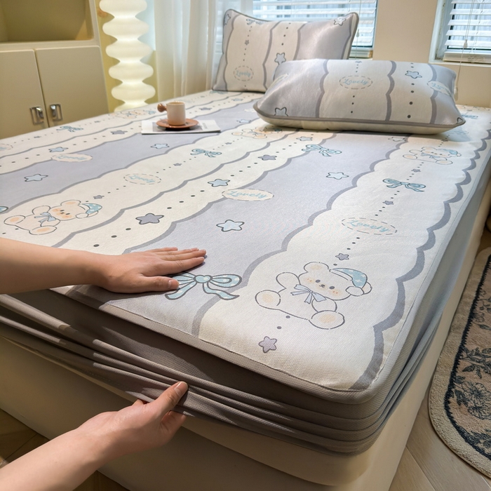 91家纺网 家纺一手货源 找家纺 LIFE.丽芙 2025春夏季新品数码印花冰藤凉席席子床笠三件套加厚冰丝软藤席小清新印花床罩单件（风格二） 甜梦小熊