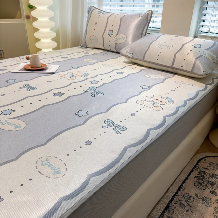 91家纺网 家纺一手货源 找家纺 LIFE.丽芙 2025春夏季新品数码印花冰藤凉席席子床笠三件套加厚冰丝软藤席小清新印花床罩单件（风格二） 甜梦小熊