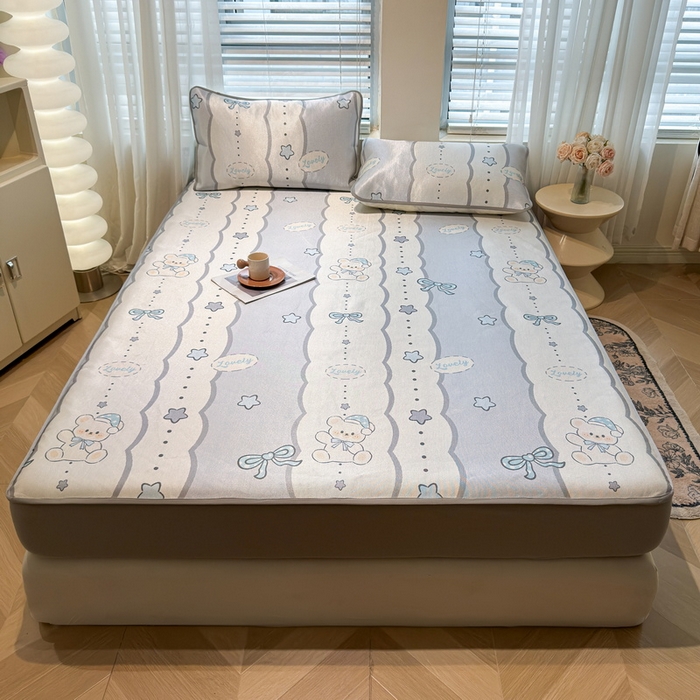 91家纺网 家纺一手货源 找家纺 LIFE.丽芙 2025春夏季新品数码印花冰藤凉席席子床笠三件套加厚冰丝软藤席小清新印花床罩单件（风格二） 甜梦小熊