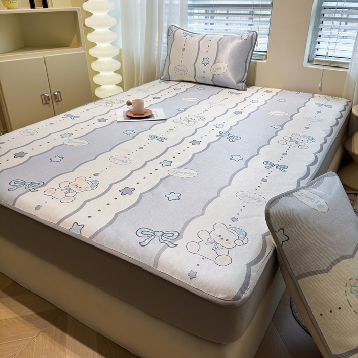 91家纺网 家纺一手货源 找家纺 LIFE.丽芙 2025春夏季新品数码印花冰藤凉席席子床笠三件套加厚冰丝软藤席小清新印花床罩单件（风格二） 甜梦小熊