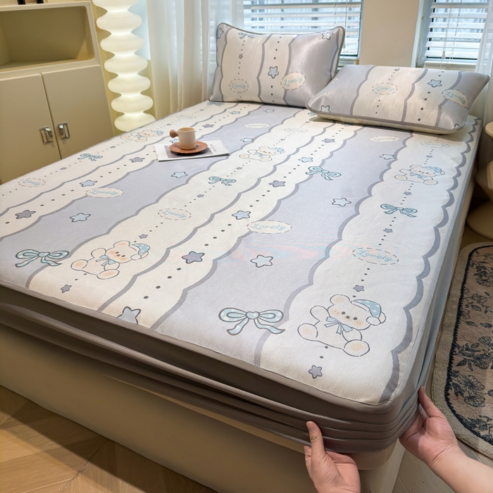 91家纺网 家纺一手货源 找家纺 LIFE.丽芙 2025春夏季新品数码印花冰藤凉席席子床笠三件套加厚冰丝软藤席小清新印花床罩单件（风格二） 甜梦小熊