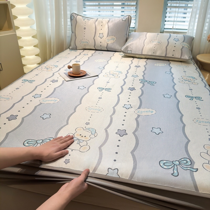 91家纺网 家纺一手货源 找家纺 LIFE.丽芙 2025春夏季新品数码印花冰藤凉席席子床笠三件套加厚冰丝软藤席小清新印花床罩单件（风格二） 甜梦小熊