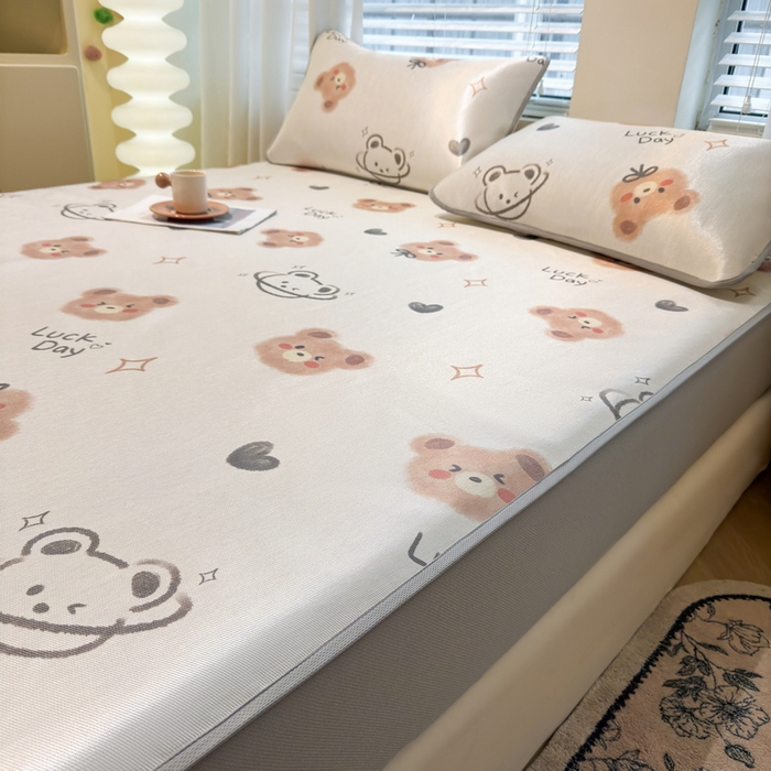 91家纺网 家纺一手货源 找家纺 LIFE.丽芙 2025春夏季新品数码印花冰藤凉席席子床笠三件套加厚冰丝软藤席小清新印花床罩单件（风格二） 黄油小熊