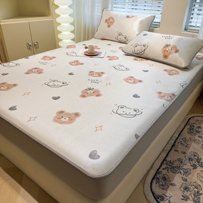 91家纺网 家纺一手货源 找家纺 LIFE.丽芙 2025春夏季新品数码印花冰藤凉席席子床笠三件套加厚冰丝软藤席小清新印花床罩单件（风格二） 黄油小熊