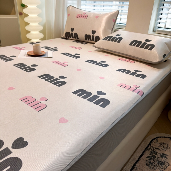 91家纺网 家纺一手货源 找家纺 LIFE.丽芙 2025春夏季新品数码印花冰藤凉席席子床笠三件套加厚冰丝软藤席小清新印花床罩单件（风格二） 甜心粉