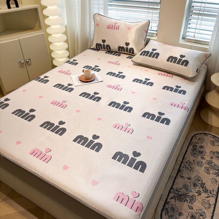 91家纺网 家纺一手货源 找家纺 LIFE.丽芙 2025春夏季新品数码印花冰藤凉席席子床笠三件套加厚冰丝软藤席小清新印花床罩单件（风格二） 甜心粉