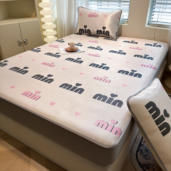 91家纺网 家纺一手货源 找家纺 LIFE.丽芙 2025春夏季新品数码印花冰藤凉席席子床笠三件套加厚冰丝软藤席小清新印花床罩单件（风格二） 甜心粉