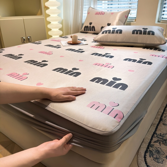 91家纺网 家纺一手货源 找家纺 LIFE.丽芙 2025春夏季新品数码印花冰藤凉席席子床笠三件套加厚冰丝软藤席小清新印花床罩单件（风格二） 甜心粉