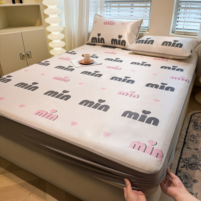 91家纺网 家纺一手货源 找家纺 LIFE.丽芙 2025春夏季新品数码印花冰藤凉席席子床笠三件套加厚冰丝软藤席小清新印花床罩单件（风格二） 甜心粉