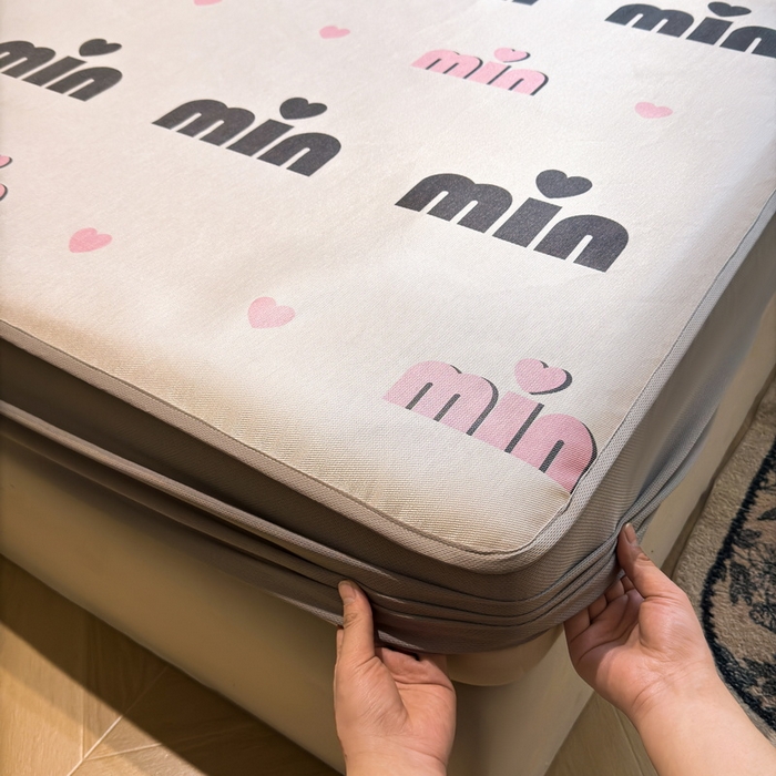 91家纺网 家纺一手货源 找家纺 LIFE.丽芙 2025春夏季新品数码印花冰藤凉席席子床笠三件套加厚冰丝软藤席小清新印花床罩单件（风格二） 甜心粉