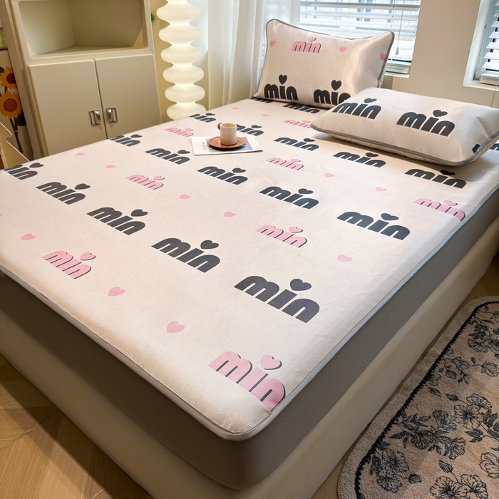 91家纺网 家纺一手货源 找家纺 LIFE.丽芙 2025春夏季新品数码印花冰藤凉席席子床笠三件套加厚冰丝软藤席小清新印花床罩单件（风格二） 甜心粉