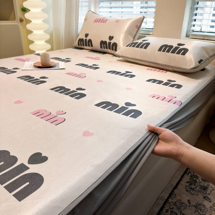 91家纺网 家纺一手货源 找家纺 LIFE.丽芙 2025春夏季新品数码印花冰藤凉席席子床笠三件套加厚冰丝软藤席小清新印花床罩单件（风格二） 甜心粉