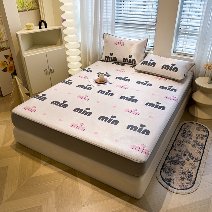 91家纺网 家纺一手货源 找家纺 LIFE.丽芙 2025春夏季新品数码印花冰藤凉席席子床笠三件套加厚冰丝软藤席小清新印花床罩单件（风格二） 甜心粉