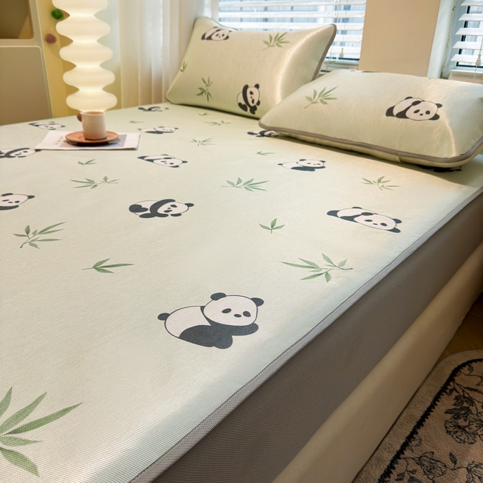 91家纺网 家纺一手货源 找家纺 LIFE.丽芙 2025春夏季新品数码印花冰藤凉席席子床笠三件套加厚冰丝软藤席小清新印花床罩单件（风格二） 小熊猫