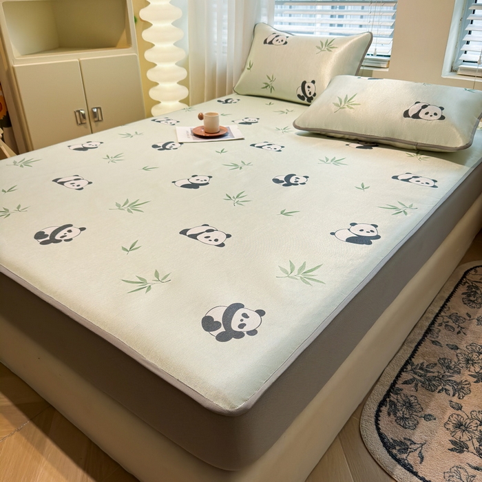 91家纺网 家纺一手货源 找家纺 LIFE.丽芙 2025春夏季新品数码印花冰藤凉席席子床笠三件套加厚冰丝软藤席小清新印花床罩单件（风格二） 小熊猫