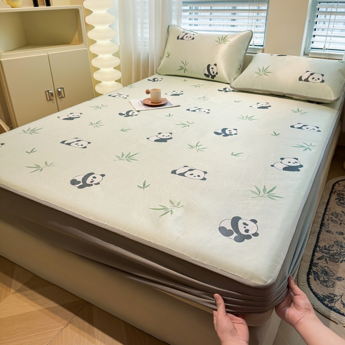 91家纺网 家纺一手货源 找家纺 LIFE.丽芙 2025春夏季新品数码印花冰藤凉席席子床笠三件套加厚冰丝软藤席小清新印花床罩单件（风格二） 小熊猫
