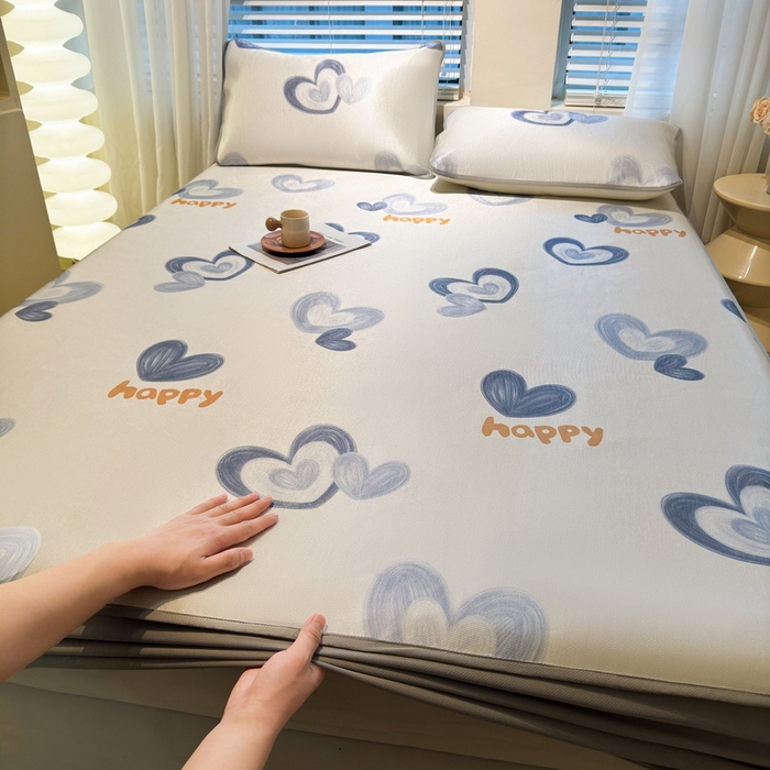 91家纺网 家纺一手货源 找家纺 LIFE.丽芙 2025春夏季新品数码印花冰藤凉席席子床笠三件套加厚冰丝软藤席小清新印花床罩单件（风格二） 邂逅