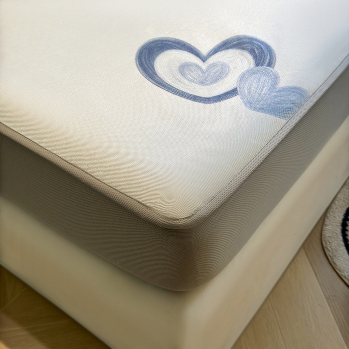 91家纺网 家纺一手货源 找家纺 LIFE.丽芙 2025春夏季新品数码印花冰藤凉席席子床笠三件套加厚冰丝软藤席小清新印花床罩单件（风格二） 邂逅