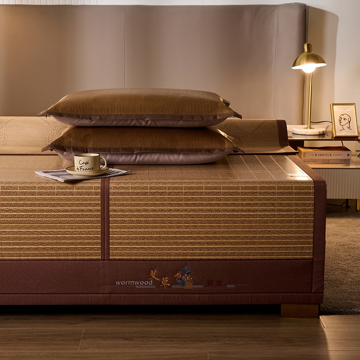 91家纺网 家纺一手货源 找家纺 鑫琪莱家纺 2025新款双面竹席冰丝席竹凉席学生宿舍席子 艾草木纹-浮光-