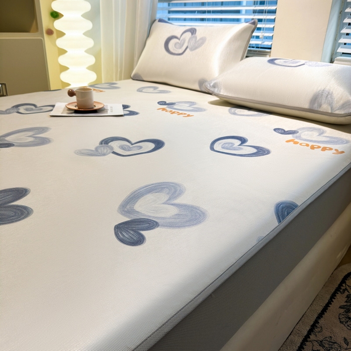 91家纺网 家纺一手货源 找家纺 LIFE.丽芙 2025春夏季新品数码印花冰藤凉席席子床笠三件套加厚冰丝软藤席小清新印花床罩单件（风格二） 邂逅