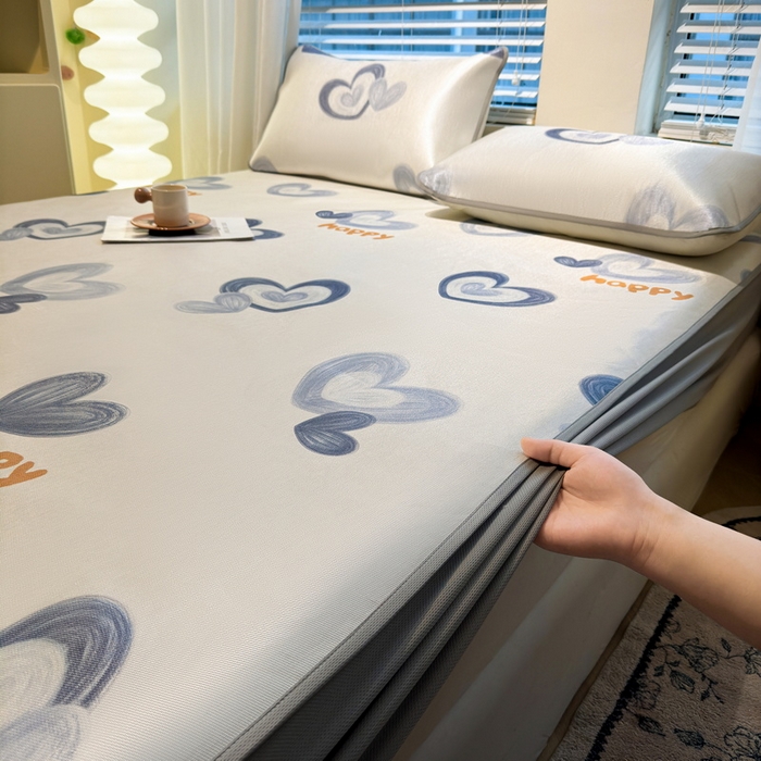 91家纺网 家纺一手货源 找家纺 LIFE.丽芙 2025春夏季新品数码印花冰藤凉席席子床笠三件套加厚冰丝软藤席小清新印花床罩单件（风格二） 邂逅