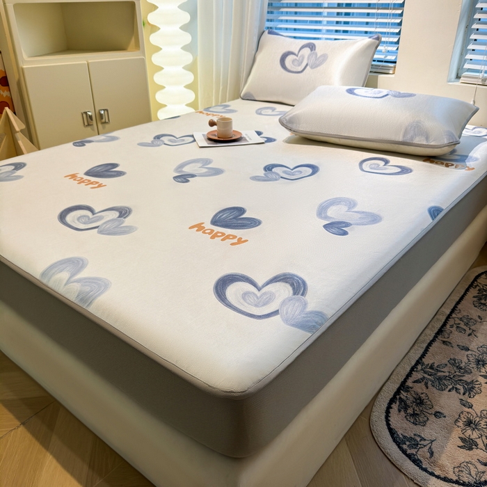 91家纺网 家纺一手货源 找家纺 LIFE.丽芙 2025春夏季新品数码印花冰藤凉席席子床笠三件套加厚冰丝软藤席小清新印花床罩单件（风格二） 邂逅