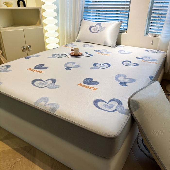 91家纺网 家纺一手货源 找家纺 LIFE.丽芙 2025春夏季新品数码印花冰藤凉席席子床笠三件套加厚冰丝软藤席小清新印花床罩单件（风格二） 邂逅