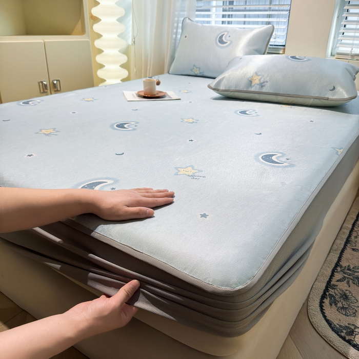 91家纺网 家纺一手货源 找家纺 LIFE.丽芙 2025春夏季新品数码印花冰藤凉席席子床笠三件套加厚冰丝软藤席小清新印花床罩单件（风格二） 星辰