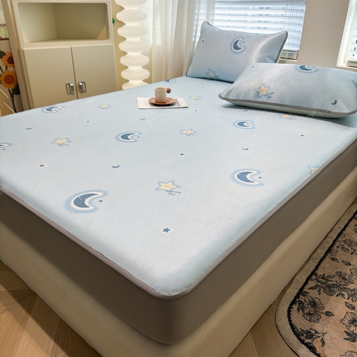 91家纺网 家纺一手货源 找家纺 LIFE.丽芙 2025春夏季新品数码印花冰藤凉席席子床笠三件套加厚冰丝软藤席小清新印花床罩单件（风格二） 星辰