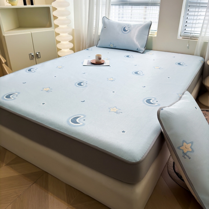 91家纺网 家纺一手货源 找家纺 LIFE.丽芙 2025春夏季新品数码印花冰藤凉席席子床笠三件套加厚冰丝软藤席小清新印花床罩单件（风格二） 星辰