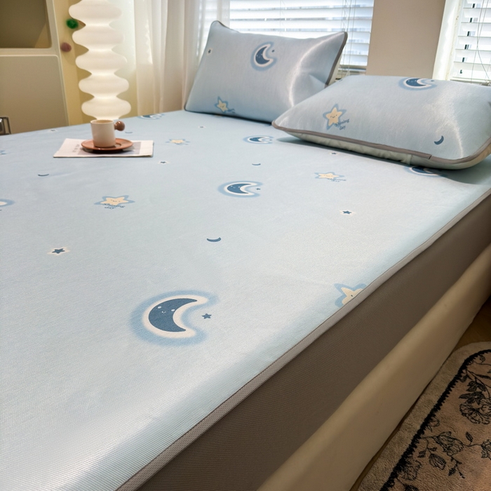 91家纺网 家纺一手货源 找家纺 LIFE.丽芙 2025春夏季新品数码印花冰藤凉席席子床笠三件套加厚冰丝软藤席小清新印花床罩单件（风格二） 星辰