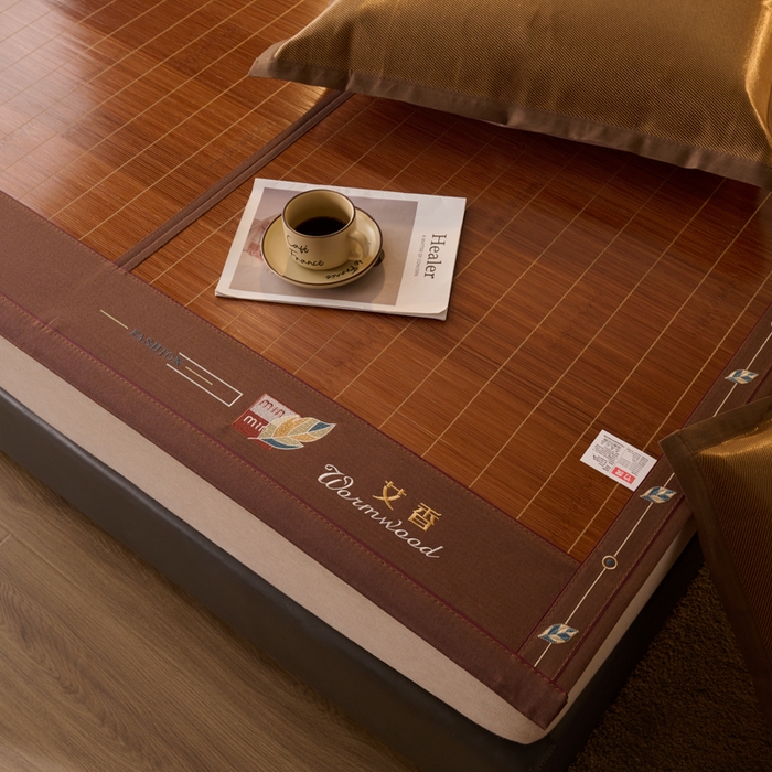 91家纺网 家纺一手货源 找家纺 鑫琪莱家纺 2025新款双面竹席冰丝席竹凉席学生宿舍席子 迷你艾香-花边款