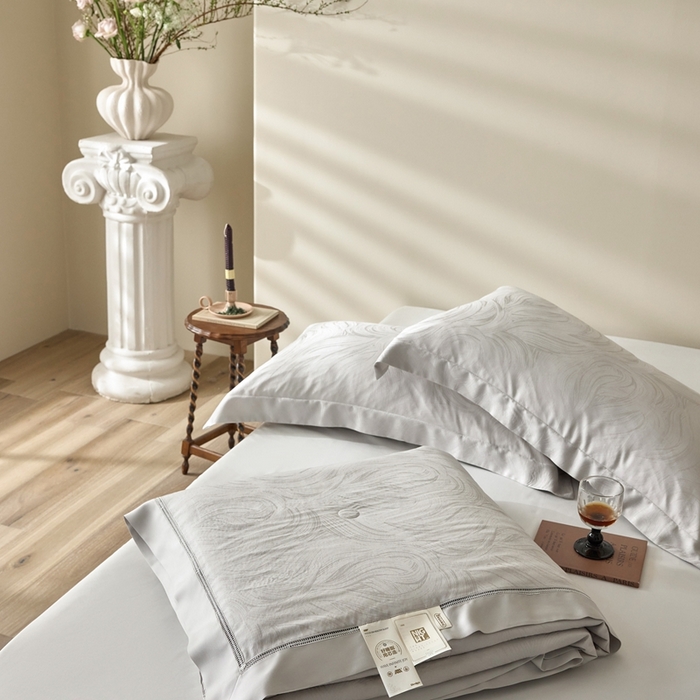 91家纺网 家纺一手货源 找家纺 黛舒家居 2025新款60S兰精天丝精美提花夏被-艾迪斯 艾迪斯-灰