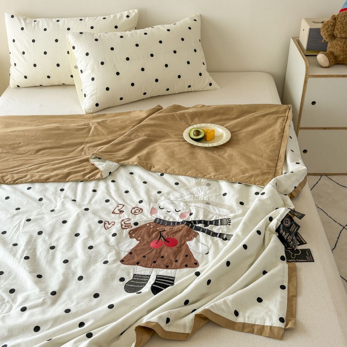 91家纺网 家纺一手货源 找家纺 鸣升家纺  2025新款精梳全棉纯棉绣花夏被夏凉被空调被 波点兔