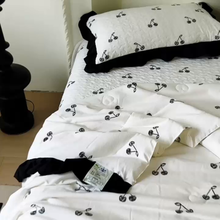 91家纺网 家纺一手货源 找家纺 韩秀 2025新款水洗棉夹棉韩版花边夏被小清新针织棉小碎花皱皱棉双层纱软糯感夏凉被空调被泡泡棉被四季跑量款 大樱桃