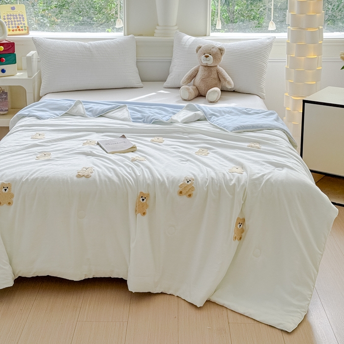 91家纺网 家纺一手货源 找家纺 2025新款水洗棉毛巾绣夏被卡通夏凉被薄被子 蓝白-可爱熊