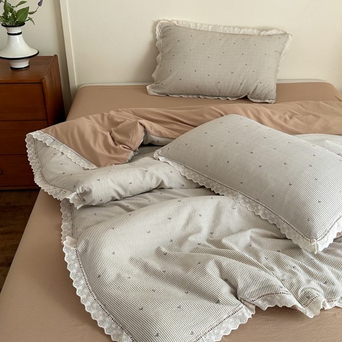 91家纺网 家纺一手货源 找家纺 一霖家纺 2025新款云感双层纱花边款四件套 咖色爱心