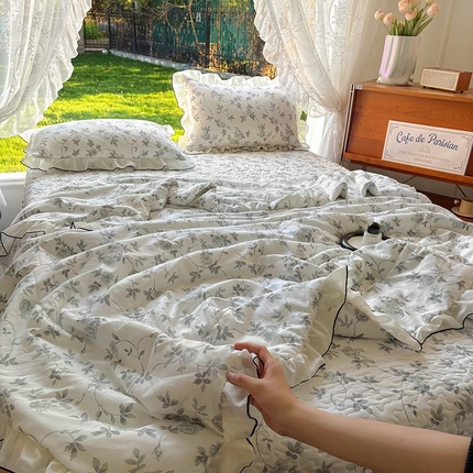 91家纺网 家纺一手货源 找家纺 （总）韩秀 2025水洗棉夏被四件套夹棉韩版花边夏被小清新针织棉小碎花皱皱棉双层纱软糯感夏凉被空调被泡泡纱双层纱被子四季跑量款