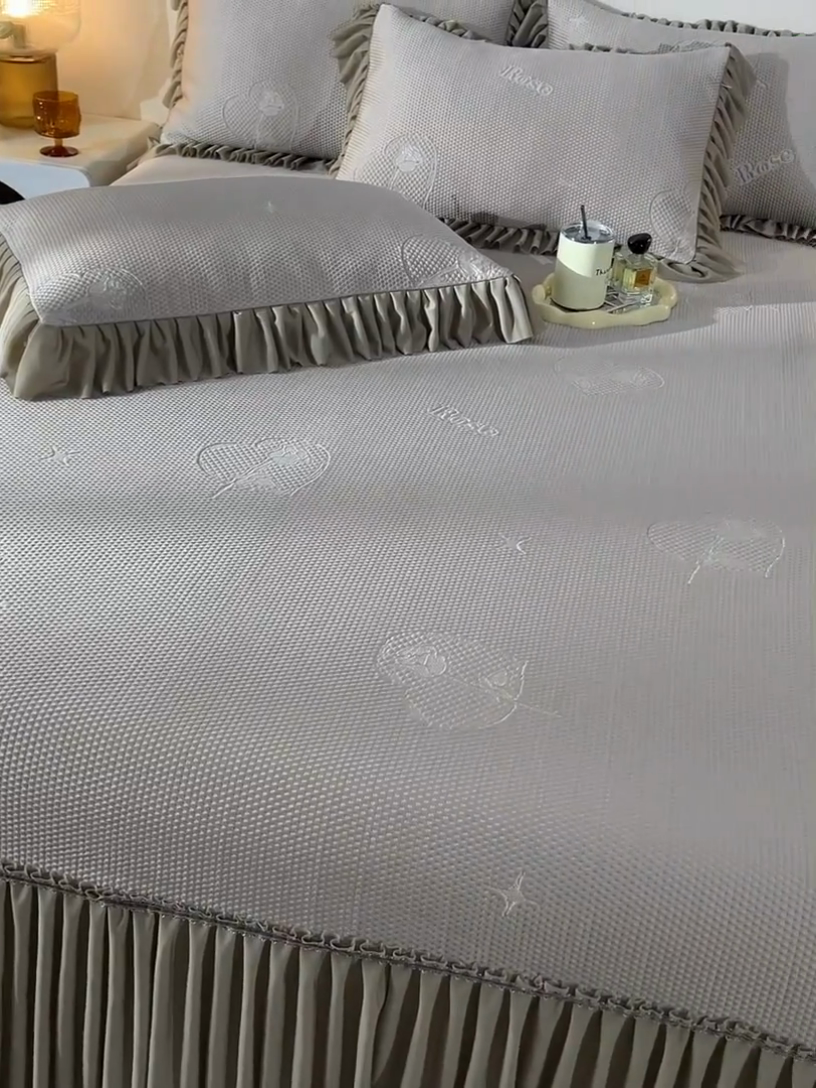 91家纺网 家纺一手货源 找家纺 畅畅家纺 2025新款立体提花凉豆豆席床裙款凉席 爱之恋-咖