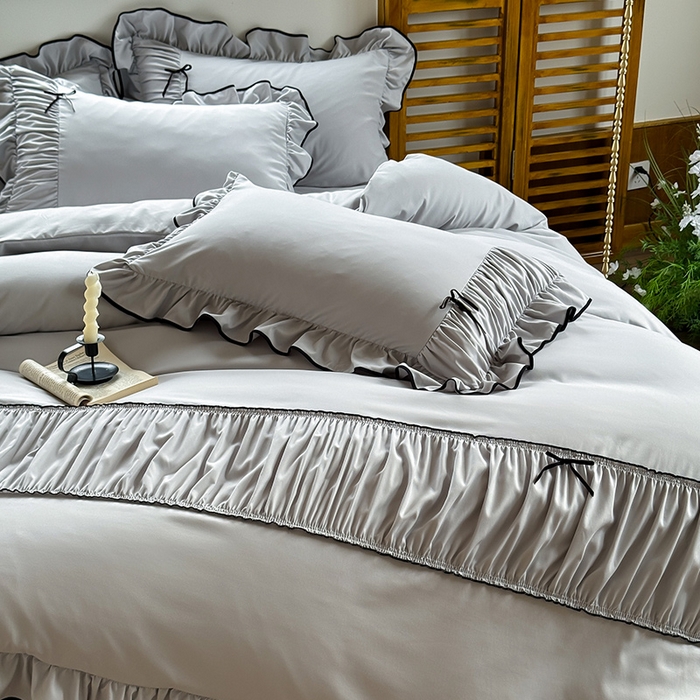 91家纺网 家纺一手货源 找家纺 2025秋冬新款A类母婴级法式风忆棉床裙床笠四件套 琉眠-琉璃灰