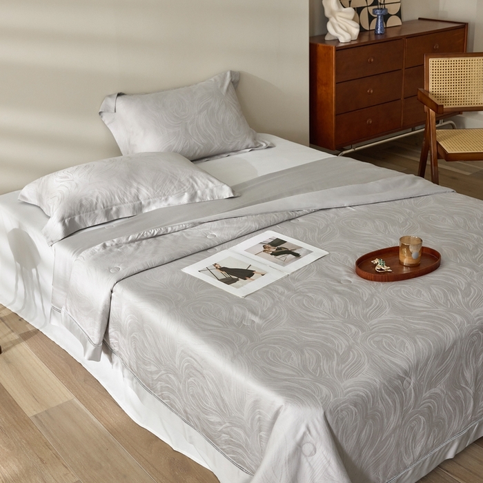 91家纺网 家纺一手货源 找家纺 黛舒家居 2025新款60S兰精天丝精美提花夏被-艾迪斯 艾迪斯-灰