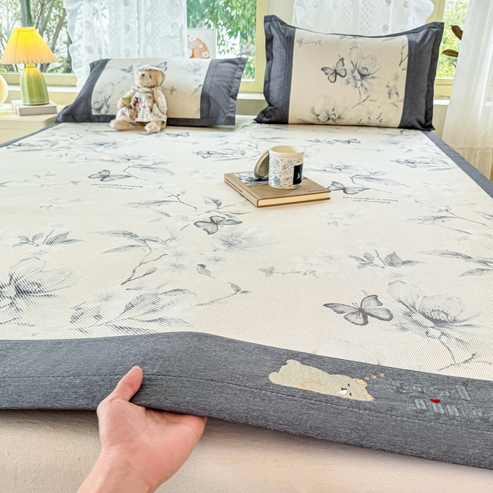 91家纺网 家纺一手货源 找家纺 2025新款A类抗菌数码印花冰藤席 水墨蝶舞