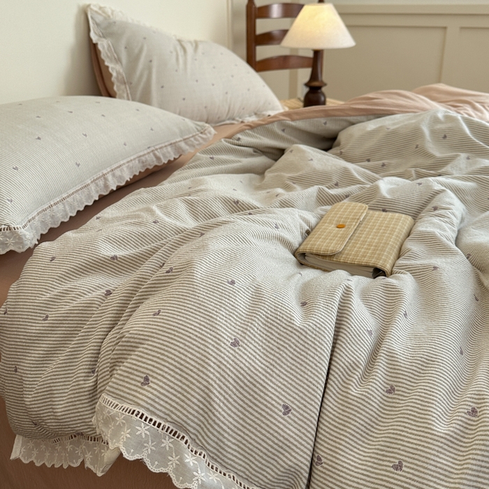 91家纺网 家纺一手货源 找家纺 一霖家纺 2025新款云感双层纱花边款四件套 咖色爱心