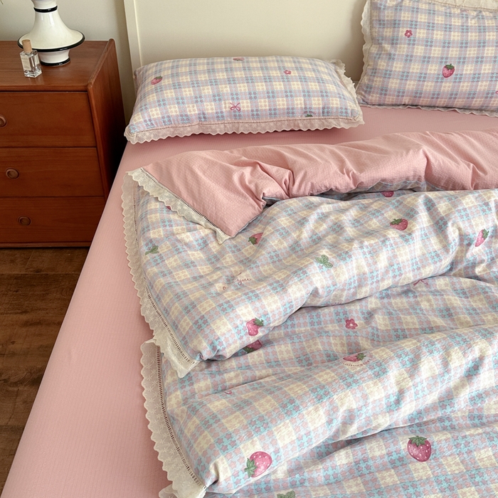 91家纺网 家纺一手货源 找家纺 一霖家纺 2025新款云感双层纱花边款四件套 草莓少女