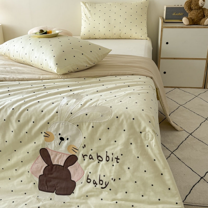 91家纺网 家纺一手货源 找家纺 鸣升家纺  2025新款精梳全棉纯棉绣花夏被夏凉被空调被 可爱小兔