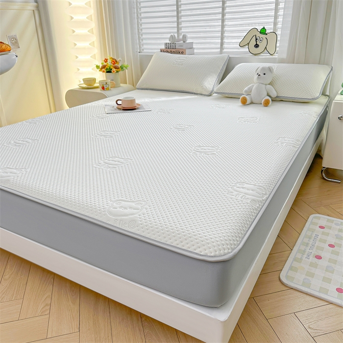 91家纺网 家纺一手货源 找家纺 慕木家纺 2025新款小冰熊凉感冰丝凉席夏被四件套 床笠款 奶昔白