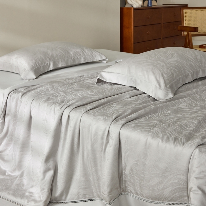 91家纺网 家纺一手货源 找家纺 黛舒家居 2025新款60S兰精天丝精美提花夏被-艾迪斯 艾迪斯-灰