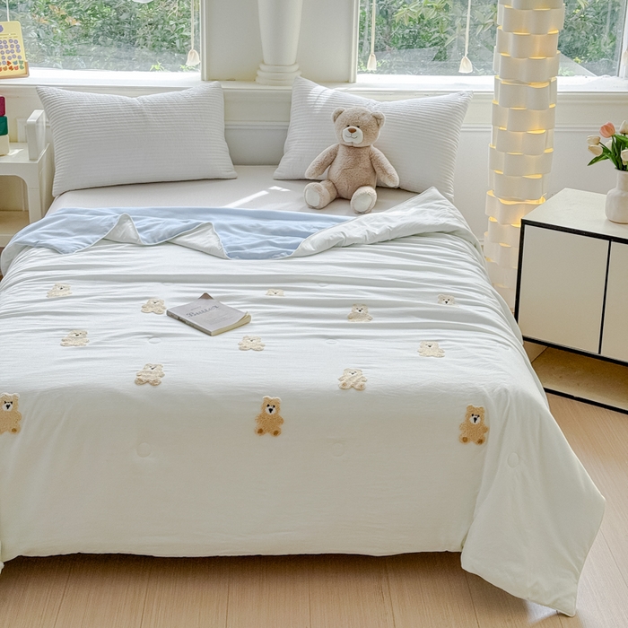 91家纺网 家纺一手货源 找家纺 2025新款水洗棉毛巾绣夏被卡通夏凉被薄被子 蓝白-可爱熊