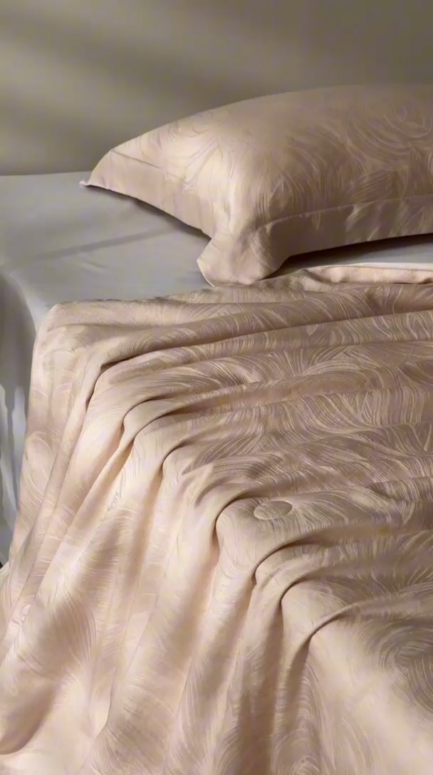 91家纺网 家纺一手货源 找家纺 黛舒家居 2025新款60S兰精天丝精美提花夏被-艾迪斯 艾迪斯-香槟